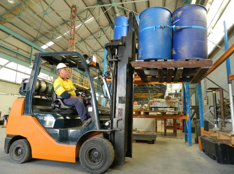 Forklift using hydraulic cylinders